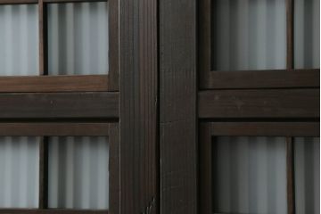 格子戸3枚をリペア&カスタム!高さと幅をリサイズし、ウォーターガラスに交換。引手金具、戸車を取り付け、現状の色味を活かした着色仕上げ。合わせて戸枠も製作。(ガラス帯戸、引き戸、建具)