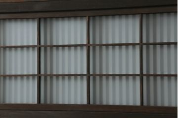 格子戸3枚をリペア&カスタム!高さと幅をリサイズし、ウォーターガラスに交換。引手金具、戸車を取り付け、現状の色味を活かした着色仕上げ。合わせて戸枠も製作。(ガラス帯戸、引き戸、建具)