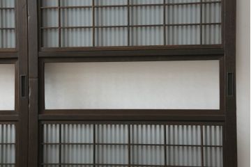 格子戸3枚をリペア&カスタム!高さと幅をリサイズし、ウォーターガラスに交換。引手金具、戸車を取り付け、現状の色味を活かした着色仕上げ。合わせて戸枠も製作。(ガラス帯戸、引き戸、建具)