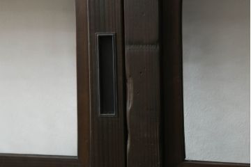 格子戸3枚をリペア&カスタム!高さと幅をリサイズし、ウォーターガラスに交換。引手金具、戸車を取り付け、現状の色味を活かした着色仕上げ。合わせて戸枠も製作。(ガラス帯戸、引き戸、建具)