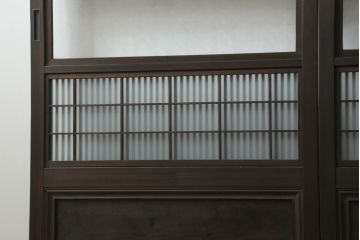 格子戸3枚をリペア&カスタム!高さと幅をリサイズし、ウォーターガラスに交換。引手金具、戸車を取り付け、現状の色味を活かした着色仕上げ。合わせて戸枠も製作。(ガラス帯戸、引き戸、建具)