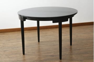 ハンス・オルセン(HANS OLSEN)デザインのダイニングテーブルとチェア4脚セットをリペア&カスタム!チェアの座面を張替え、木部をマットブラックでペイント仕上げ。(エクステンションテーブル、拡張式テーブル、4人掛け、ダイニングチェア、椅子、イス、いす、スタッキング、ヴィンテージ、北欧)