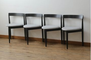 ハンス・オルセン(HANS OLSEN)デザインのダイニングテーブルとチェア4脚セットをリペア&カスタム!チェアの座面を張替え、木部をマットブラックでペイント仕上げ。(エクステンションテーブル、拡張式テーブル、4人掛け、ダイニングチェア、椅子、イス、いす、スタッキング、ヴィンテージ、北欧)