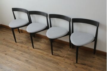 ハンス・オルセン(HANS OLSEN)デザインのダイニングテーブルとチェア4脚セットをリペア&カスタム!チェアの座面を張替え、木部をマットブラックでペイント仕上げ。(エクステンションテーブル、拡張式テーブル、4人掛け、ダイニングチェア、椅子、イス、いす、スタッキング、ヴィンテージ、北欧)