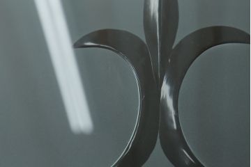 ペイントドアをリペア&カスタム!設置場所に合わせて仕様を変更し、戸枠を新たに製作。表面は茶色・裏面は白でペイント仕上げ。エッチングガラス、彫刻ガラス、切子ガラス、英国、玄関ドア、玄関扉、建具)