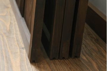 昭和初期のガラス窓の見た目を変えずに綺麗にリペア!元の色味を活かした着色仕上げ。(引き戸、ガラス戸、建具)