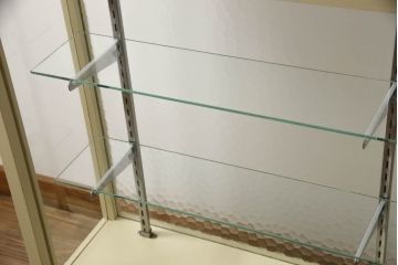 ガラスケースをリペア&カスタム!天板と側面板をクリアガラスに変更し、木部はモカベージュでペイント仕上げ。(ショーケース、陳列棚、飾り棚、店舗什器)