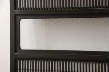 格子戸をリペア&カスタム!設置場所に合わせてリサイズし、プラスチック障子に張替え。ガラスは麻の葉ガラスに交換し、濃い茶色で着色仕上げ。(引き戸、障子戸、ガラス帯戸、建具)