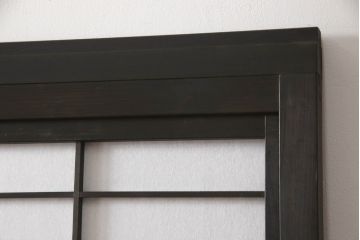 格子戸をリペア&カスタム!設置場所に合わせてリサイズし、プラスチック障子に張替え。ガラスは麻の葉ガラスに交換し、濃い茶色で着色仕上げ。(引き戸、障子戸、ガラス帯戸、建具)