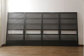 格子戸をリペア&カスタム!設置場所に合わせてリサイズし、麻の葉ガラスに交換。濃い茶色で着色仕上げ。(引き戸、ガラス帯戸、建具)