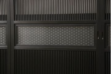 格子戸をリペア&カスタム!設置場所に合わせてリサイズし、麻の葉ガラスに交換。濃い茶色で着色仕上げ。(引き戸、ガラス帯戸、建具)