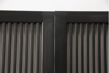 格子戸をリペア&カスタム!設置場所に合わせてリサイズし、麻の葉ガラスに交換。濃い茶色で着色仕上げ。(引き戸、ガラス帯戸、建具)