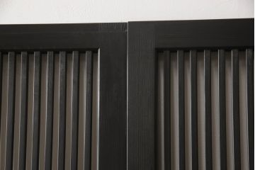 格子戸をリペア&カスタム!設置場所に合わせてリサイズし、麻の葉ガラスに交換。濃い茶色で着色仕上げ。(引き戸、ガラス帯戸、建具)