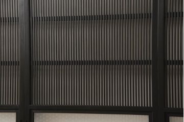 格子戸をリペア&カスタム!設置場所に合わせてリサイズし、麻の葉ガラスに交換。濃い茶色で着色仕上げ。(引き戸、ガラス帯戸、建具)