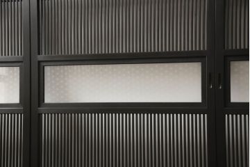 格子戸をリペア&カスタム!設置場所に合わせてリサイズし、麻の葉ガラスに交換。濃い茶色で着色仕上げ。(引き戸、ガラス帯戸、建具)