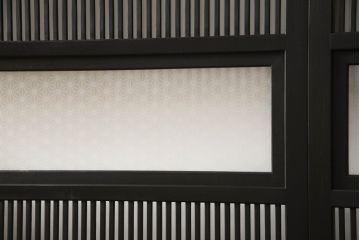 格子戸をリペア&カスタム!設置場所に合わせてリサイズし、麻の葉ガラスに交換。濃い茶色で着色仕上げ。(引き戸、ガラス帯戸、建具)