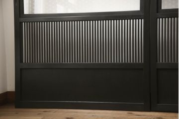 格子戸をリペア&カスタム!設置場所に合わせてリサイズし、麻の葉ガラスに交換。濃い茶色で着色仕上げ。(引き戸、ガラス帯戸、建具)