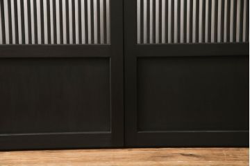 格子戸をリペア&カスタム!設置場所に合わせてリサイズし、麻の葉ガラスに交換。濃い茶色で着色仕上げ。(引き戸、ガラス帯戸、建具)