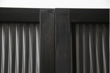 格子戸をリペア&カスタム!設置場所に合わせてリサイズし、麻の葉ガラスに交換。濃い茶色で着色仕上げ。(引き戸、ガラス帯戸、建具)