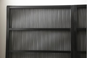 格子戸をリペア&カスタム!設置場所に合わせてリサイズし、麻の葉ガラスに交換。濃い茶色で着色仕上げ。(引き戸、ガラス帯戸、建具)