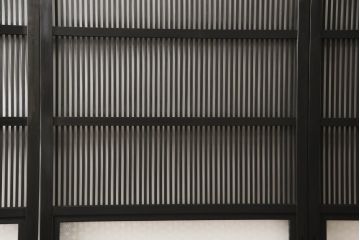 格子戸をリペア&カスタム!設置場所に合わせてリサイズし、麻の葉ガラスに交換。濃い茶色で着色仕上げ。(引き戸、ガラス帯戸、建具)