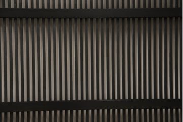 格子戸をリペア&カスタム!設置場所に合わせてリサイズし、麻の葉ガラスに交換。濃い茶色で着色仕上げ。(引き戸、ガラス帯戸、建具)