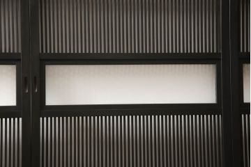 格子戸をリペア&カスタム!設置場所に合わせてリサイズし、麻の葉ガラスに交換。濃い茶色で着色仕上げ。(引き戸、ガラス帯戸、建具)