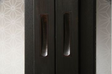 格子戸をリペア&カスタム!設置場所に合わせてリサイズし、麻の葉ガラスに交換。濃い茶色で着色仕上げ。(引き戸、ガラス帯戸、建具)