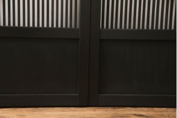 格子戸をリペア&カスタム!設置場所に合わせてリサイズし、麻の葉ガラスに交換。濃い茶色で着色仕上げ。(引き戸、ガラス帯戸、建具)