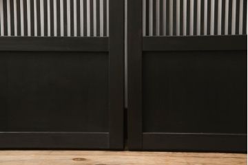 格子戸をリペア&カスタム!設置場所に合わせてリサイズし、麻の葉ガラスに交換。濃い茶色で着色仕上げ。(引き戸、ガラス帯戸、建具)