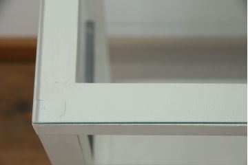 昭和中期のオーバルガラスケースをリペア&カスタム!LED照明とクリアキャスターを取り付け、アンティークホワイトでペイント仕上げ。(ショーケース、陳列棚、飾り棚、店舗什器)