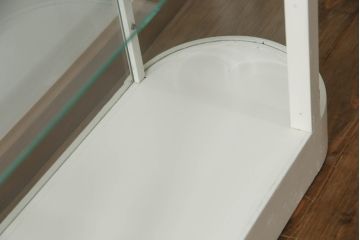 昭和中期のオーバルガラスケースをリペア&カスタム!LED照明とクリアキャスターを取り付け、アンティークホワイトでペイント仕上げ。(ショーケース、陳列棚、飾り棚、店舗什器)