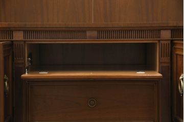 ドレクセルヘリテイジの大型キャビネットをリペア&カスタム!テレビを設置できるよう上段の棚を取り除き、装飾を移設。引き出しはフラップダウン式に加工。(テレビ台、AVボード、収納棚、戸棚)