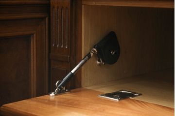 ドレクセルヘリテイジの大型キャビネットをリペア&カスタム!テレビを設置できるよう上段の棚を取り除き、装飾を移設。引き出しはフラップダウン式に加工。(テレビ台、AVボード、収納棚、戸棚)