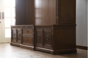 ドレクセルヘリテイジの大型キャビネットをリペア&カスタム!テレビを設置できるよう上段の棚を取り除き、装飾を移設。引き出しはフラップダウン式に加工。(テレビ台、AVボード、収納棚、戸棚)