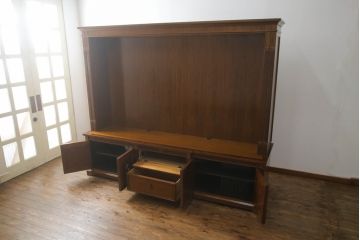 ドレクセルヘリテイジの大型キャビネットをリペア&カスタム!テレビを設置できるよう上段の棚を取り除き、装飾を移設。引き出しはフラップダウン式に加工。(テレビ台、AVボード、収納棚、戸棚)