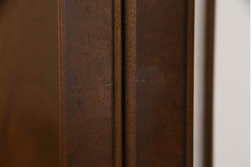 ドレクセルヘリテイジの大型キャビネットをリペア&カスタム!テレビを設置できるよう上段の棚を取り除き、装飾を移設。引き出しはフラップダウン式に加工。(テレビ台、AVボード、収納棚、戸棚)