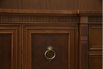 ドレクセルヘリテイジの大型キャビネットをリペア&カスタム!テレビを設置できるよう上段の棚を取り除き、装飾を移設。引き出しはフラップダウン式に加工。(テレビ台、AVボード、収納棚、戸棚)