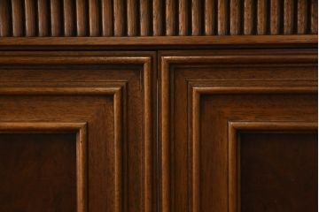 ドレクセルヘリテイジの大型キャビネットをリペア&カスタム!テレビを設置できるよう上段の棚を取り除き、装飾を移設。引き出しはフラップダウン式に加工。(テレビ台、AVボード、収納棚、戸棚)