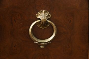 ドレクセルヘリテイジの大型キャビネットをリペア&カスタム!テレビを設置できるよう上段の棚を取り除き、装飾を移設。引き出しはフラップダウン式に加工。(テレビ台、AVボード、収納棚、戸棚)