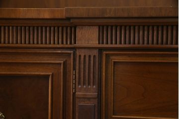 ドレクセルヘリテイジの大型キャビネットをリペア&カスタム!テレビを設置できるよう上段の棚を取り除き、装飾を移設。引き出しはフラップダウン式に加工。(テレビ台、AVボード、収納棚、戸棚)