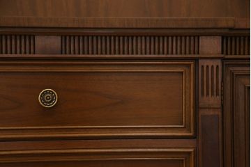 ドレクセルヘリテイジの大型キャビネットをリペア&カスタム!テレビを設置できるよう上段の棚を取り除き、装飾を移設。引き出しはフラップダウン式に加工。(テレビ台、AVボード、収納棚、戸棚)