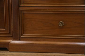 ドレクセルヘリテイジの大型キャビネットをリペア&カスタム!テレビを設置できるよう上段の棚を取り除き、装飾を移設。引き出しはフラップダウン式に加工。(テレビ台、AVボード、収納棚、戸棚)