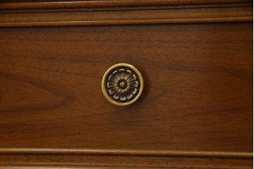 ドレクセルヘリテイジの大型キャビネットをリペア&カスタム!テレビを設置できるよう上段の棚を取り除き、装飾を移設。引き出しはフラップダウン式に加工。(テレビ台、AVボード、収納棚、戸棚)