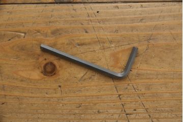 ドレクセルヘリテイジの大型キャビネットをリペア&カスタム!テレビを設置できるよう上段の棚を取り除き、装飾を移設。引き出しはフラップダウン式に加工。(テレビ台、AVボード、収納棚、戸棚)