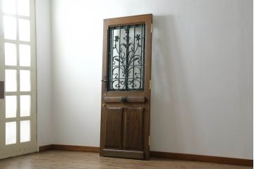 ドアをリペア&カスタム!設置場所に合わせてリサイズし、ガラスを新品に差し替え。レバーハンドルと内締り錠を取り付け。屋外側は外部対応保護塗装。(木製扉、建具)