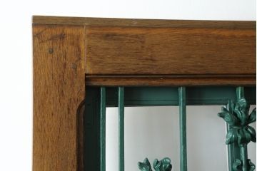 ドアをリペア&カスタム!設置場所に合わせてリサイズし、ガラスを新品に差し替え。レバーハンドルと内締り錠を取り付け。屋外側は外部対応保護塗装。(木製扉、建具)