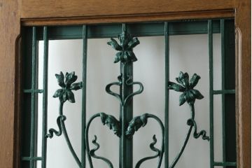 ドアをリペア&カスタム!設置場所に合わせてリサイズし、ガラスを新品に差し替え。レバーハンドルと内締り錠を取り付け。屋外側は外部対応保護塗装。(木製扉、建具)