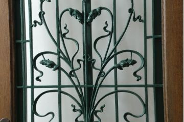 ドアをリペア&カスタム!設置場所に合わせてリサイズし、ガラスを新品に差し替え。レバーハンドルと内締り錠を取り付け。屋外側は外部対応保護塗装。(木製扉、建具)