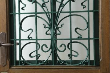 ドアをリペア&カスタム!設置場所に合わせてリサイズし、ガラスを新品に差し替え。レバーハンドルと内締り錠を取り付け。屋外側は外部対応保護塗装。(木製扉、建具)